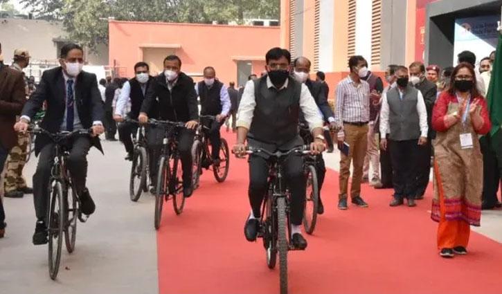 Mansukh Mandaviya cycled to Pragati Maidan