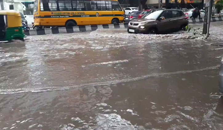 Schools closed due to heavy rains in Bangalore, traffic disrupted due to flooding of roads
