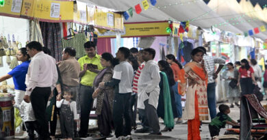 The people of Gurugram gathered for shopping on the weekend at Saras Fair