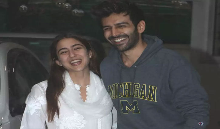 Sara Ali Khan reaches Kartik Aryan's house for Ganpati darshan, fans react