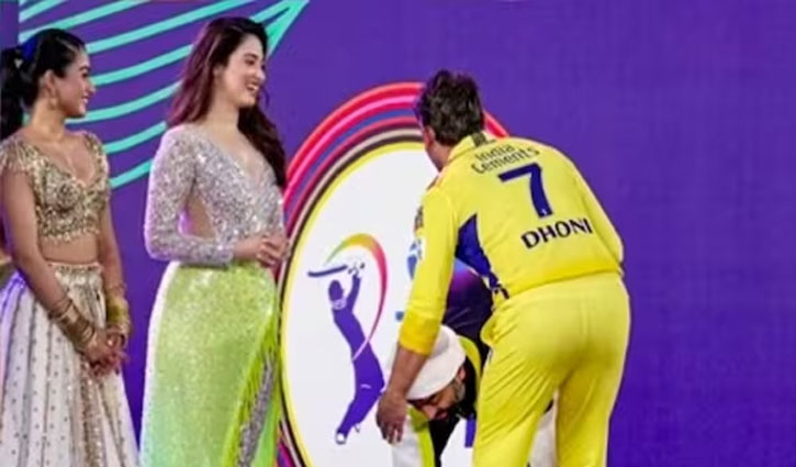 Arijit Singh touches MS Dhoni's feet before IPL 2023 opener, photo goes viral