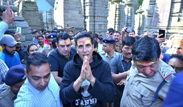 Akshay Kumar reached Badrinath after Kedarnath amid tight security, greeted fans