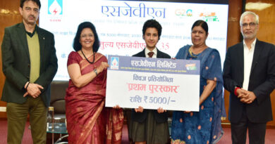 Mrs. Geeta Kapoor, Director (Personnel), SJVN awarded the winners of Elocution Competition and Quiz Competition