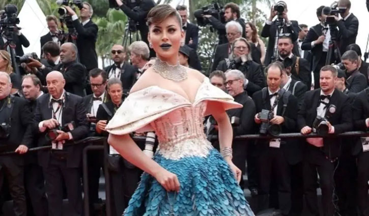 Urvashi Rautela's banged entry at Cannes Film Festival, ruckus over blue lipstick after lizard necklace