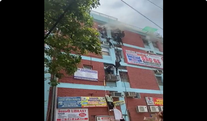 Fierce fire broke out in a coaching center in Delhi's Mukherjee Nagar, students saved their lives by jumping from the window