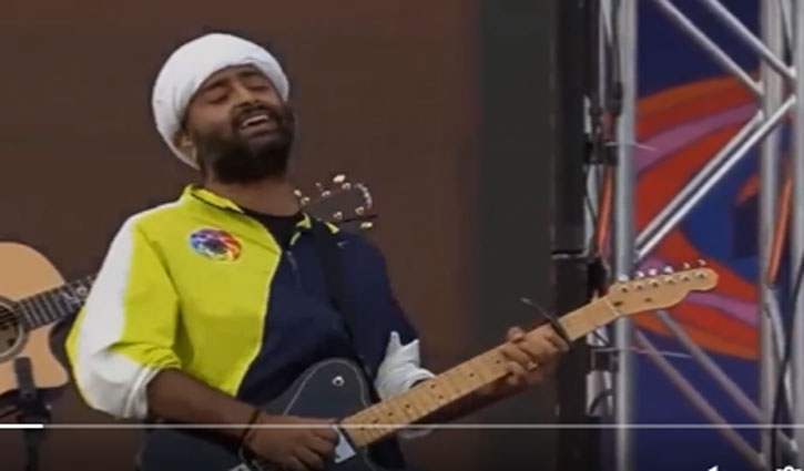 Viral Video: Arijit Singh scolds fan for chasing him for selfie