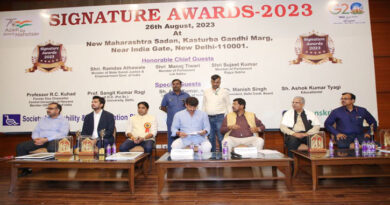 Union Minister Shri Ramdas Athawale and MP Shri Manoj Tiwari honored over 50 people during Signature Awards, 2023