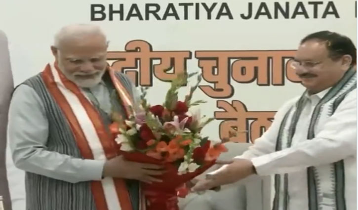 Prime Minister Modi was given a grand welcome at the BJP headquarters by Home Minister Amit Shah, Defense Minister Rajnath Singh and other top leaders.