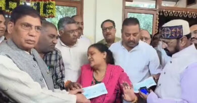 Seeing the check in the hands of the Uttar Pradesh minister, the crying mother of the martyred army officer said, 'Stop this pretense'