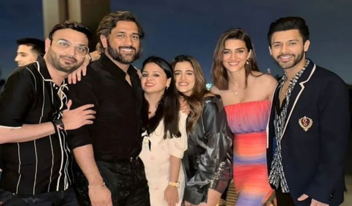 Kriti Sanon parties with MS Dhoni, Sakshi Dhoni, pictures go viral