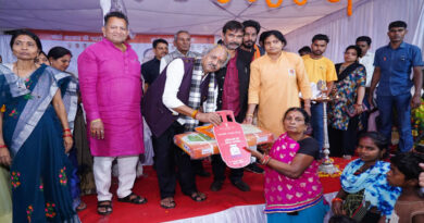 Chhattisgarh: Brijmohan Aggarwal gave guarantee letters of permanent houses to the beneficiaries, distributed gas connections and checks of Swanidhi scheme in the Vikas Bharat Sankalp Yatra Camp.