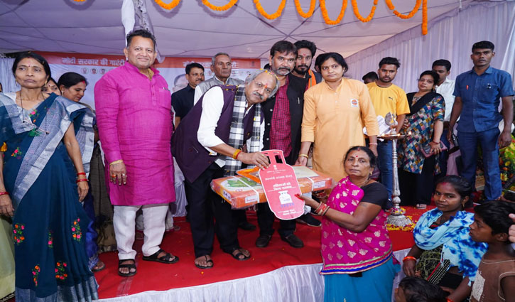 Chhattisgarh: Brijmohan Aggarwal gave guarantee letters of permanent houses to the beneficiaries, distributed gas connections and checks of Swanidhi scheme in the Vikas Bharat Sankalp Yatra Camp.