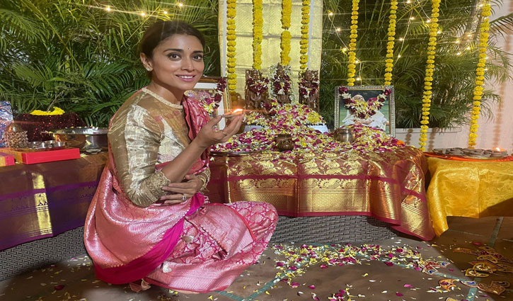 Shriya Saran wore wedding saree to celebrate the consecration of Ram temple