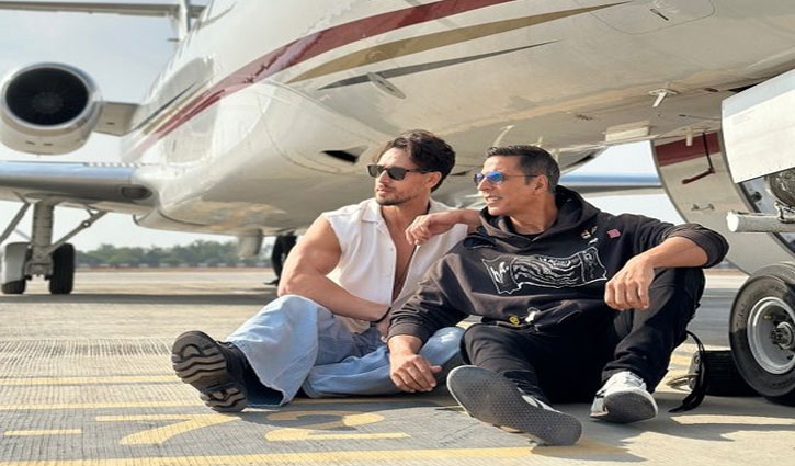 Akshay Kumar and Tiger Shroff posed in front of the plane after reaching Lucknow, the city of nawabs