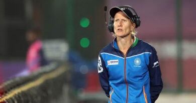 Indian women's hockey team coach Jenneke Shopman cried in front of the media, accused of discriminatory behavior