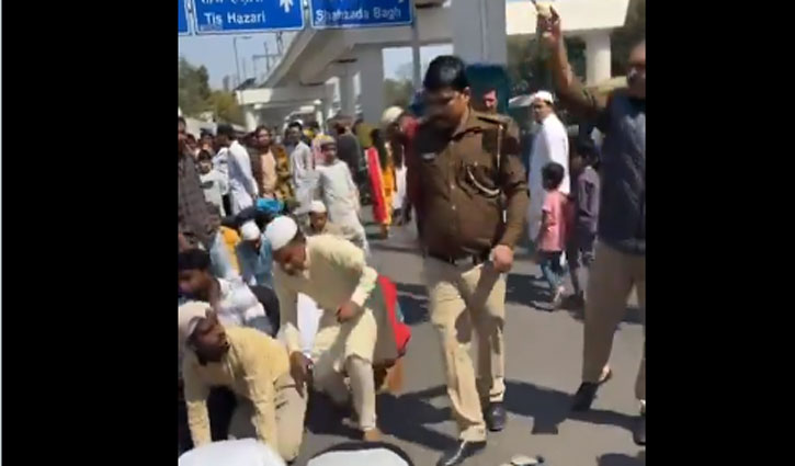 Delhi Police starts investigation into kicking of Namazis