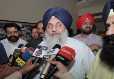 महाराष्ट्र में सुखबीर बादल पर हमला, हाथ में चोट आई Sukhbir Badal attacked in Maharashtra; sustains hand injury.