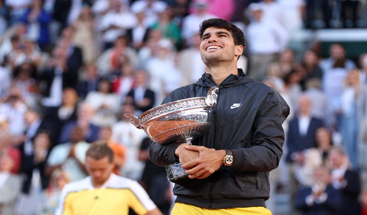 Carlos Alcaraz defeated Alexander Zverev in a thrilling match to win the French Open trophy