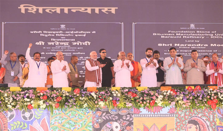 Nitish Kumar tried to touch PM Modi's feet in Bihar, video goes viral