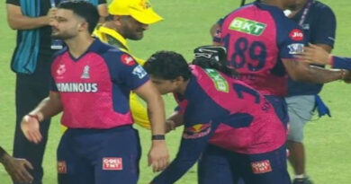 Vaibhav touched Dhoni's feet on the field, video goes viral