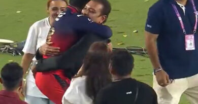 Virat Kohli jumps into Ravi Shastri's arms, Anushka Sharma's reaction goes viral