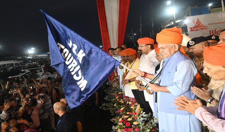Amarnath Yatra 2025: Lieutenant Governor Manoj Sinha flagged off the first batch from Jammu, the yatra began amid tight security