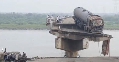 Gujarat: Five vehicles fell into the river after the Gambhira bridge connecting Vadodara and Anand collapsed, nine people died