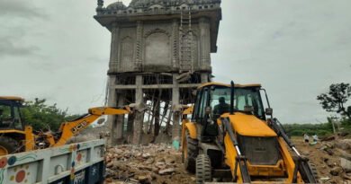 Shravasti (Uttar Pradesh): Administration removed the illegal Mazar built on Bhinga-Sirsia Road, freed government land from encroachment