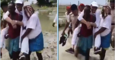 Congress MP Tariq Anwar climbed on the backs of villagers to inspect the floods in Bihar