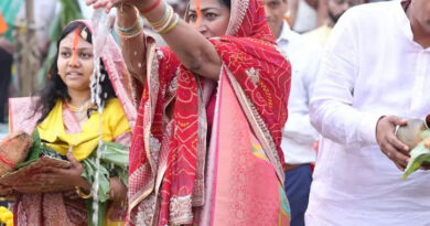 Delhi Chief Minister Rekha Gupta participated in Chhath Puja at Yamuna Ghat.