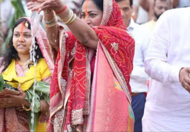दिल्ली की मुख्यमंत्री रेखा गुप्ता ने यमुना घाट पर छठ पूजा में हिस्सा लिया Delhi Chief Minister Rekha Gupta participated in Chhath Puja at Yamuna Ghat.