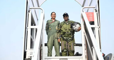 President Murmu poses for a photo with a female Rafale pilot, exposing Pakistan's false claim