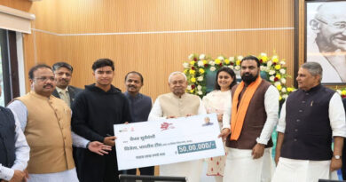 बिहार: सीएम नीतीश कुमार ने वैभव सूर्यवंशी को U19 वर्ल्ड कप में शानदार प्रदर्शन के लिए 50 लाख रुपये और अंगवस्त्रम से सम्मानित किया Bihar: CM Nitish Kumar awards Rs 50 lakh and Angavastram to Vaibhav Suryavanshi for his outstanding performance in the U19 World Cup.