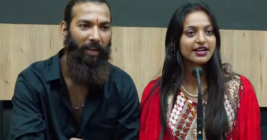 कुंभ मेले में वायरल हुई लड़की मोनालिसा भोसले ने मनोज मिश्रा पर यौन उत्पीड़न का आरोप लगाया Monalisa Bhosale, the girl who went viral at the Kumbh Mela, has accused Manoj Mishra of sexual harassment.