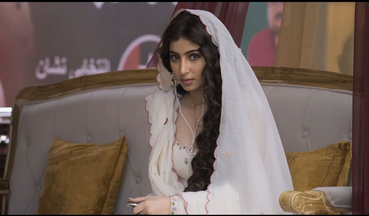 'Dhuranthar 2' star Sara Arjun had to face a crowd outside Wankhede Stadium after an IPL match