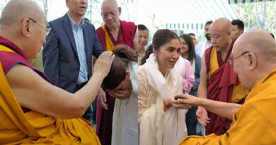 दलाई लामा से मुलाकात के समय भूमि पेडनेकर हुईं भावुक Bhumi Pednekar gets emotional during her meeting with the Dalai Lama.