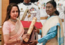 भावुक हेमा मालिनी ने धर्मेंद्र का मरणोपरांत पद्म विभूषण स्वीकार किया Emotional Hema Malini accepts Dharmendra's posthumous Padma Vibhushan