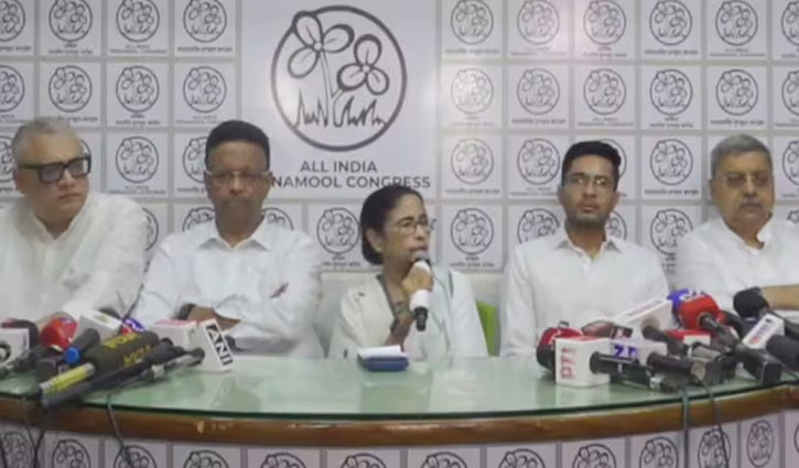 Mamata Banerjee refuses to resign as Chief Minister, accuses Election Commission of playing "dirty games."