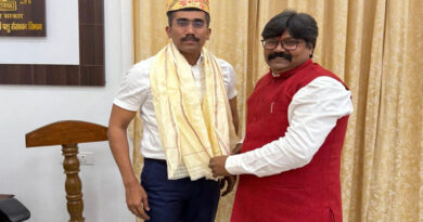 LJP leader Dr. Vibhay Kumar Jha met with Departmental Secretary Kapil Ashok Shirshat; discussions were held regarding dairy, fisheries, and the development of Mithila.