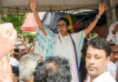 Mamata Banerjee stages protest on the streets of Kolkata; warns of protest in Delhi if stopped.
