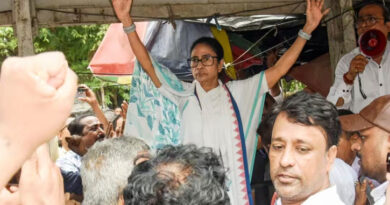 Mamata Banerjee stages protest on the streets of Kolkata; warns of protest in Delhi if stopped.