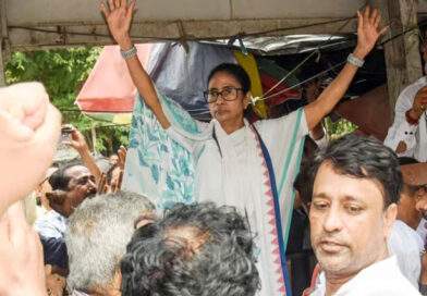 Mamata Banerjee stages protest on the streets of Kolkata; warns of protest in Delhi if stopped.