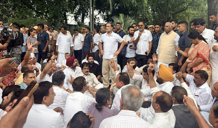 छात्रों के खिलाफ कार्रवाई को लेकर पीएम आवास के बाहर कांग्रेस का प्रदर्शन, राहुल गांधी और मल्लिकार्जुन खड़गे सहित कई नेता शामिल Congress protests outside the PM's residence over action taken against students; several leaders, including Rahul Gandhi and Mallikarjun Kharge, participate.