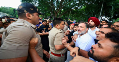 Rift within the opposition widens over the protest near the PM's residence; AAP and Congress at odds, while BJP takes aim.