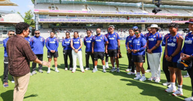 Sachin Tendulkar boosted the morale of the Indian women's team at Lord's.