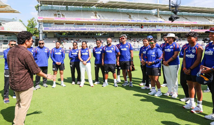 Sachin Tendulkar boosted the morale of the Indian women's team at Lord's.
