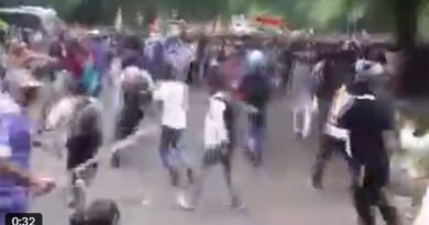 Clash and lathi-charge between CJP activists and police ahead of Parliament march.