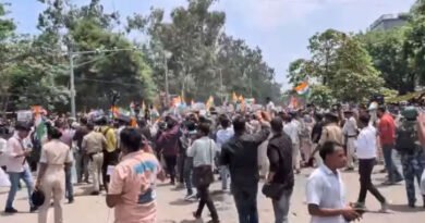 Students in Bihar protest over the BPSC exam; they broke through barricades and marched towards the Raj Bhavan.