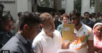 Rahul Gandhi stages a sit-in with a pellet gun victim; sits outside the police station demanding the registration of an FIR