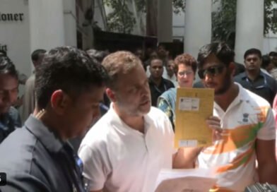 Rahul Gandhi stages a sit-in with a pellet gun victim; sits outside the police station demanding the registration of an FIR